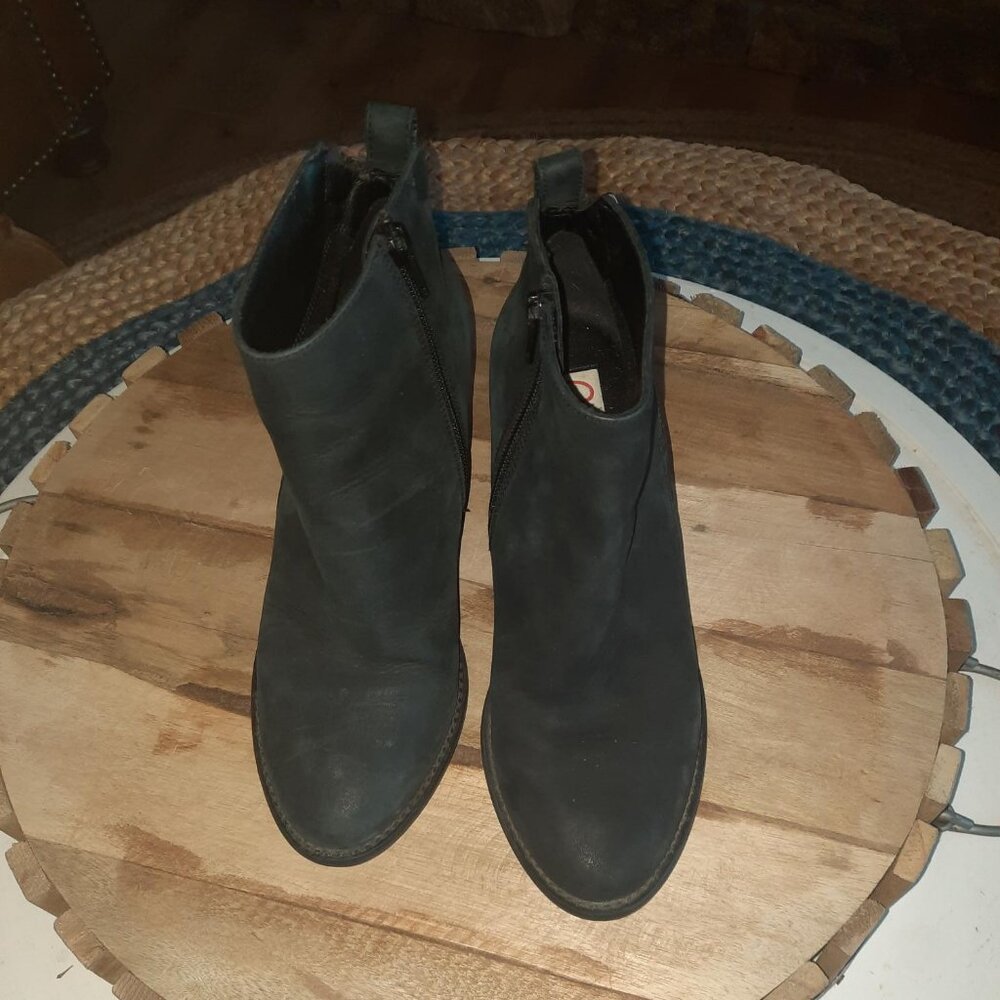 BLONDO Waterproof black booties, size 8.5